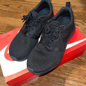 Nike black roshe